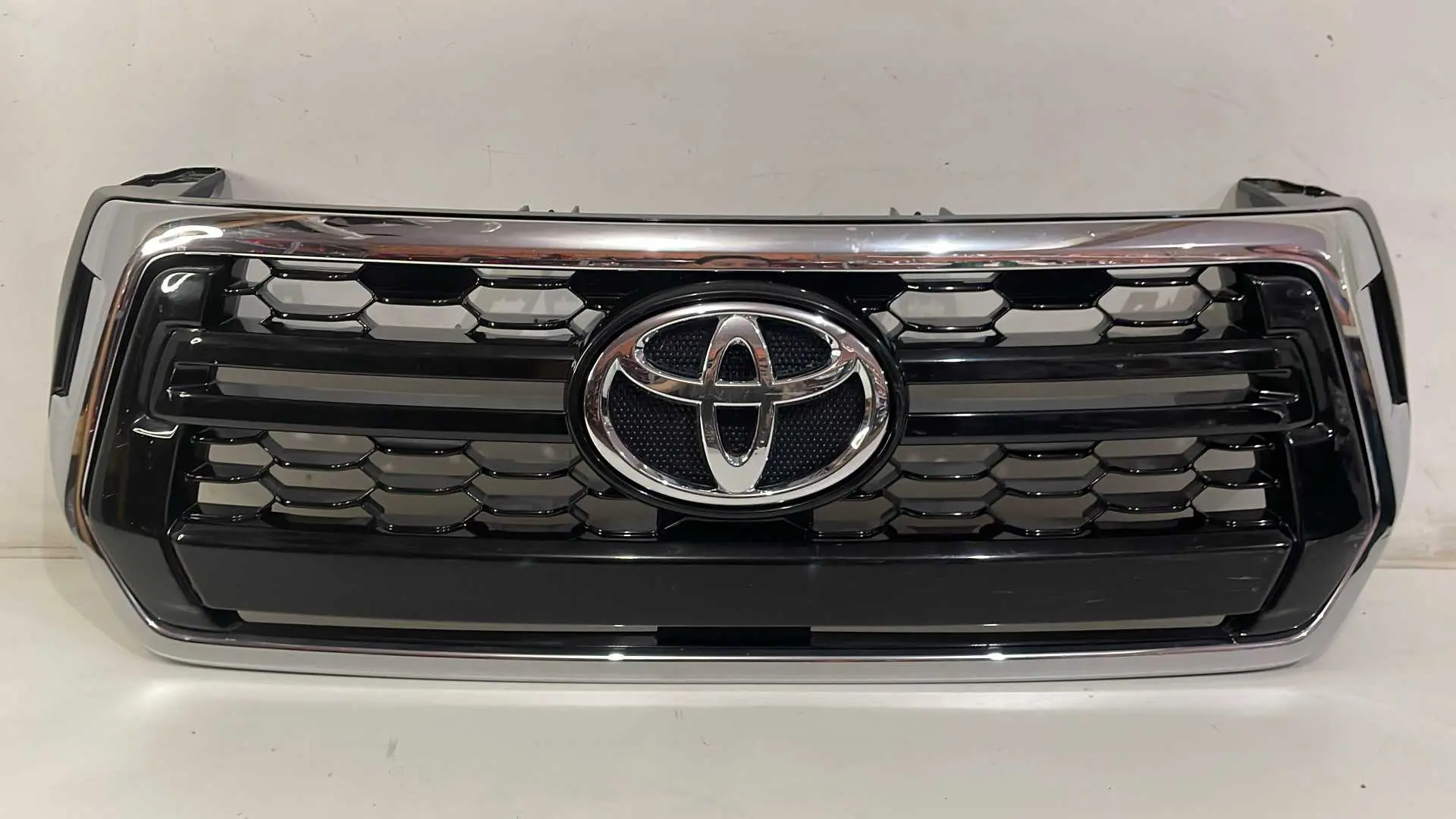 GRADE PARACHOQUE TOYOTA HILUX 2017 2018 2019 2020 DETALHE
