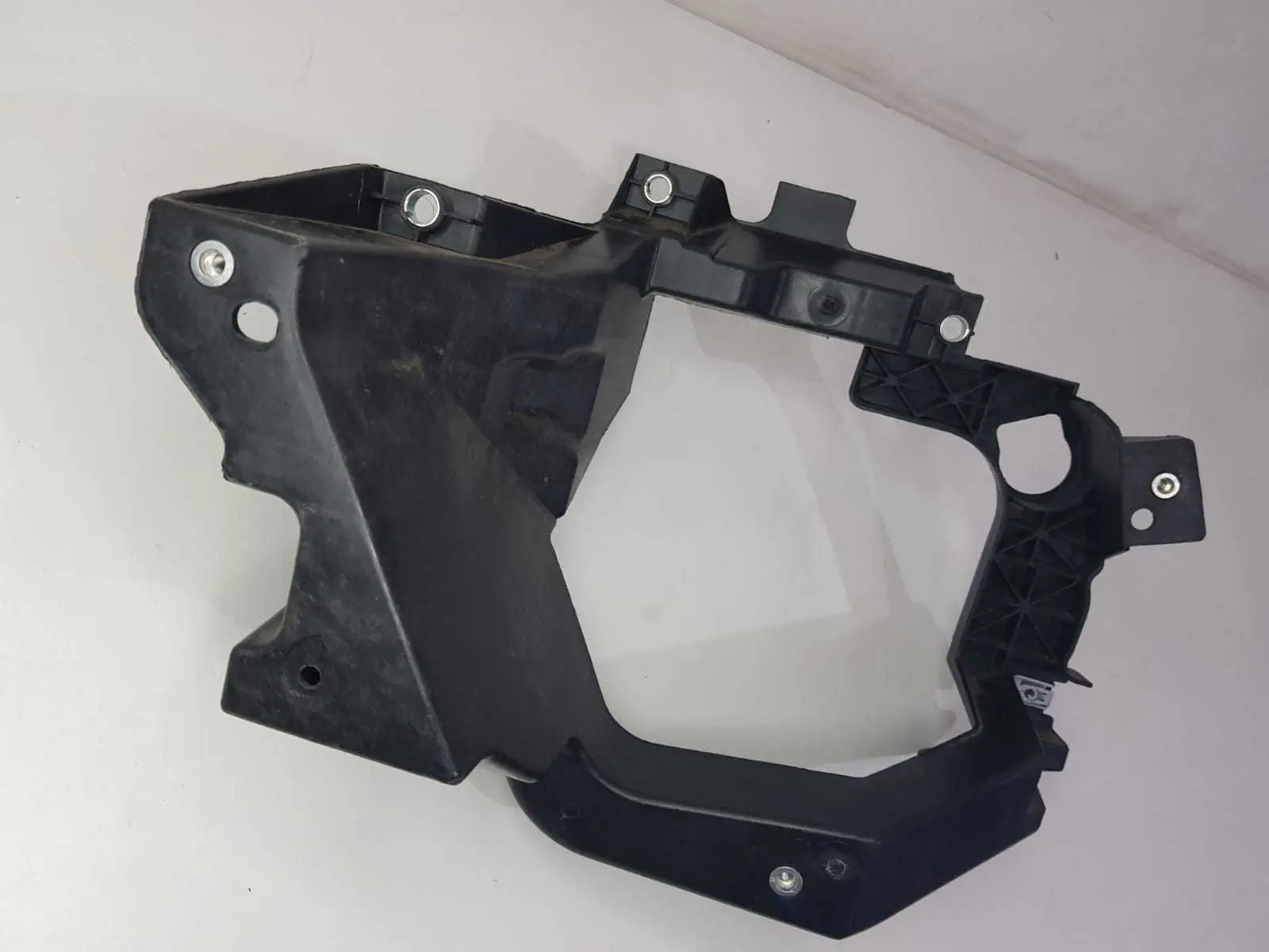 SUPORTE FAROL ALOJAMENTO ESQUERDO FIAT TORO 2022 2023 2024