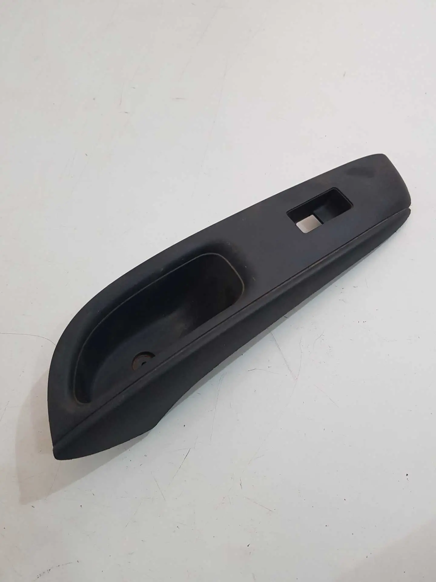 MOLDURA Botao Vidro Traseiro Esquerdo Nissan Versa 2013 A 2018