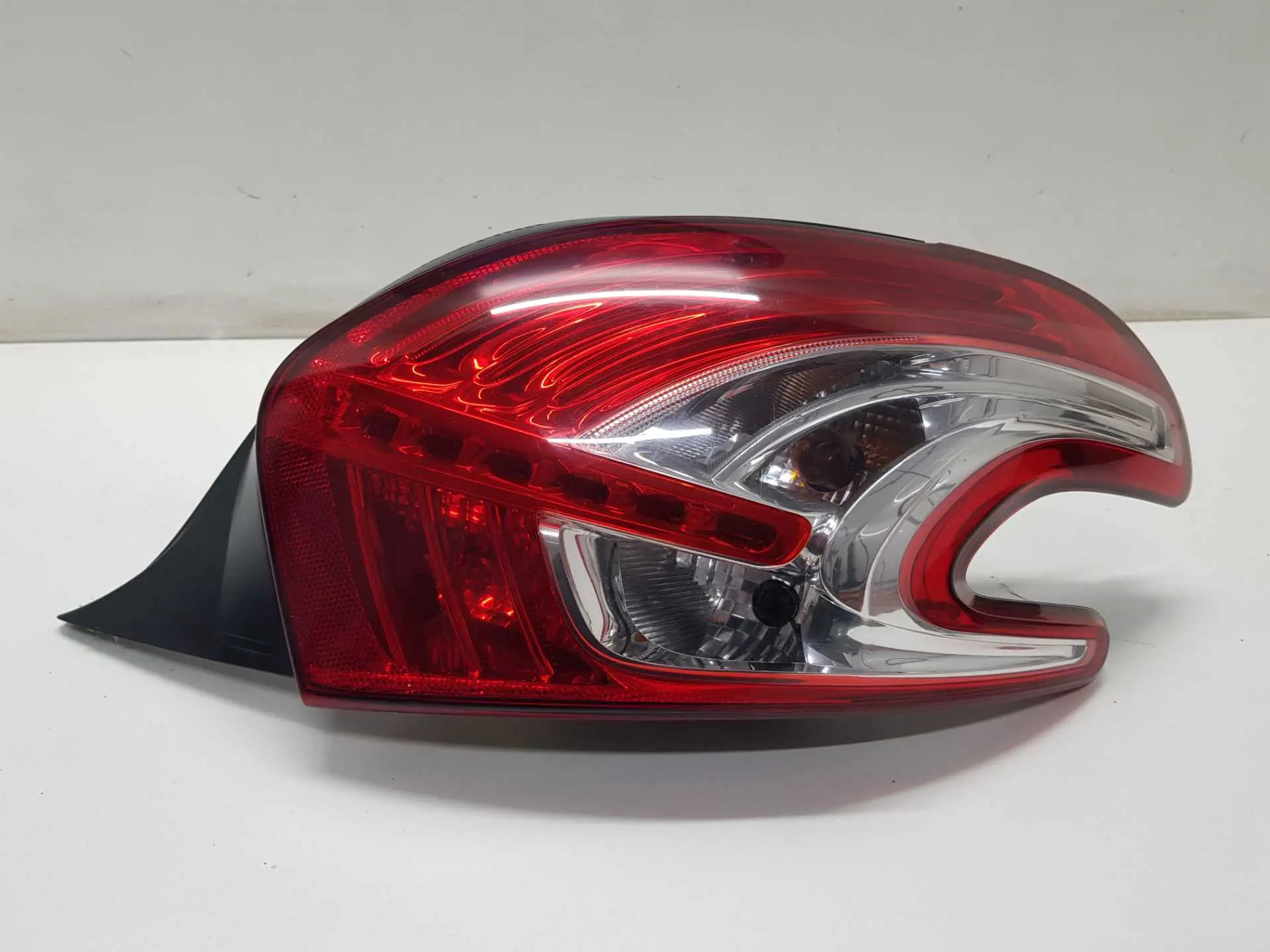 LANTERNA DIREITA PEUGEOT 208 2013 A 2019 LED