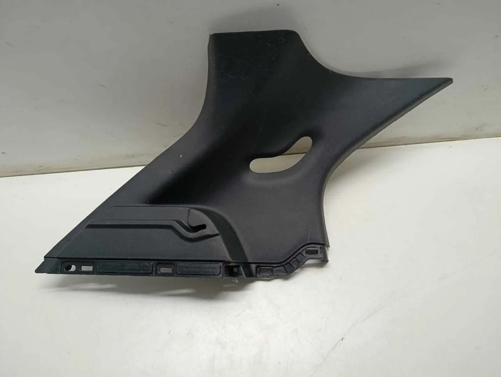 Suporte Tampão Bagagito Esquerdo Ford Ka Hatch 2014 a 2021