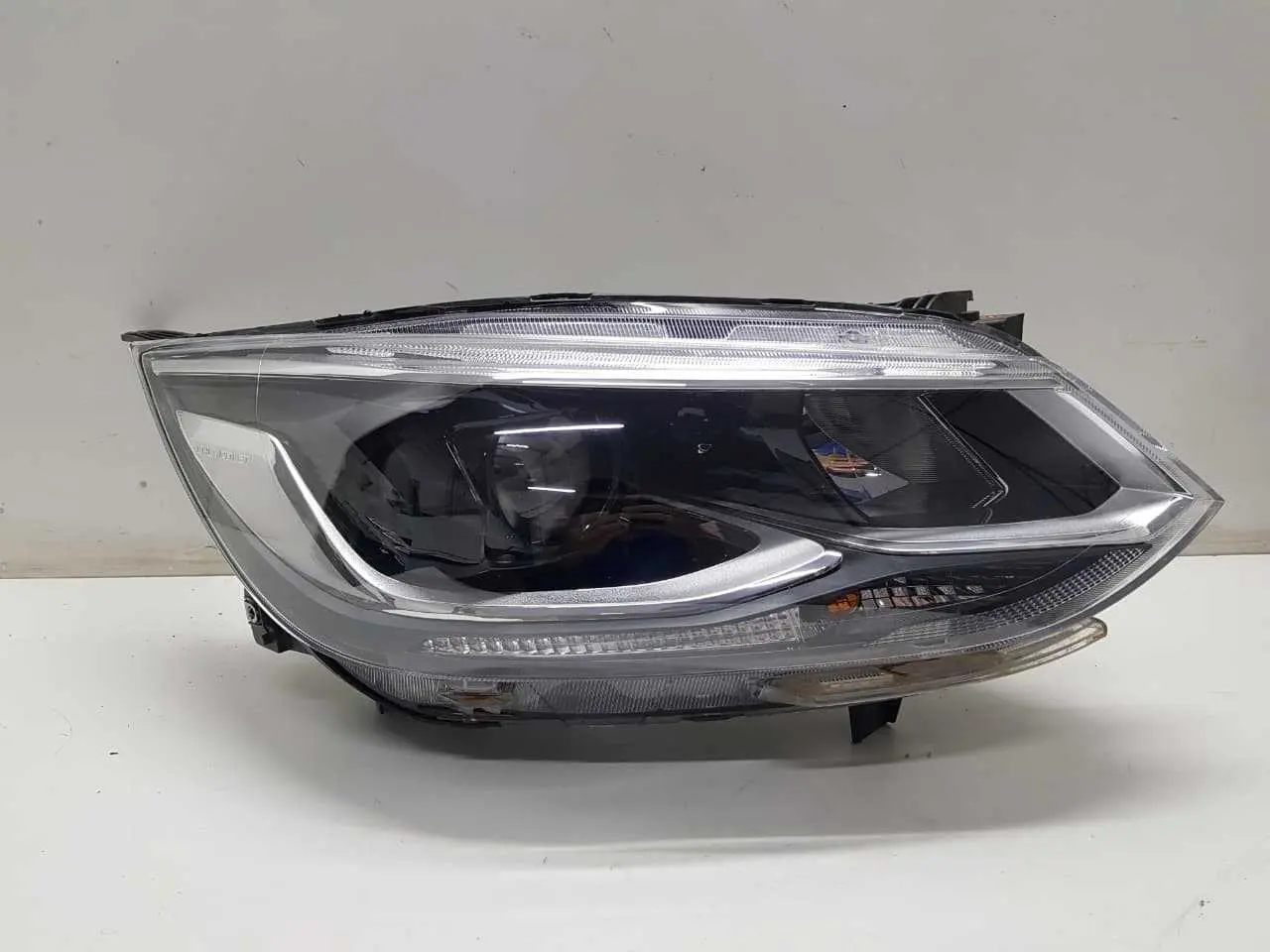 FAROL DIREITO ONIX 2020 A 2025 COM PROJETOR ORIGINAL