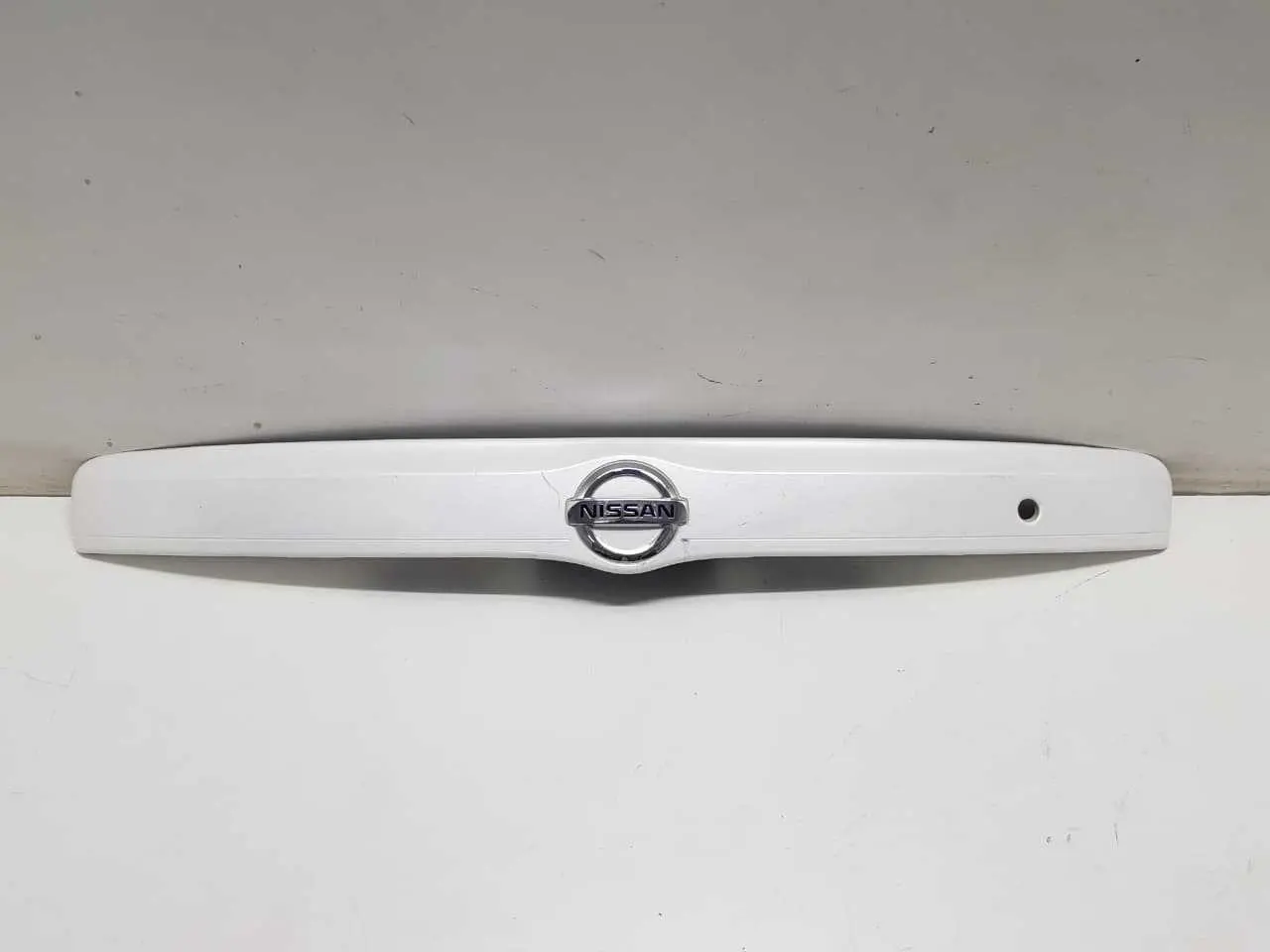 MOLDURA FRISO TAMPA TRASEIRA NISSAN VERSA 2012 A 2020