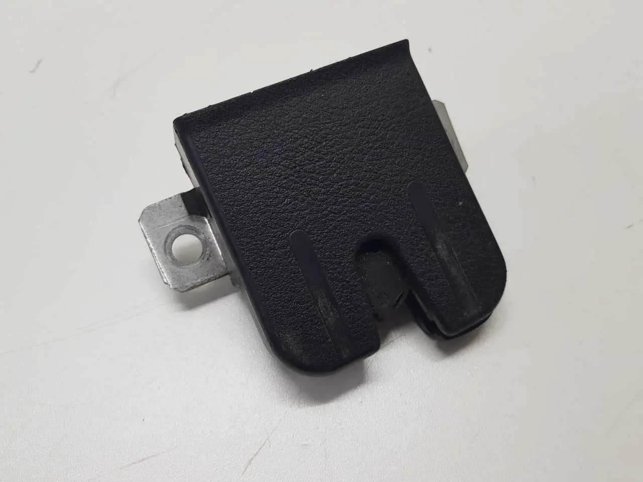 FECHADURA TAMPA TRASEIRA POLO HATCH 2003 A 2014