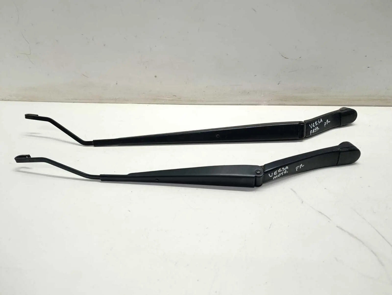 Par Braço Limpador Parabrisa Nissan Versa 2016 2017 Original