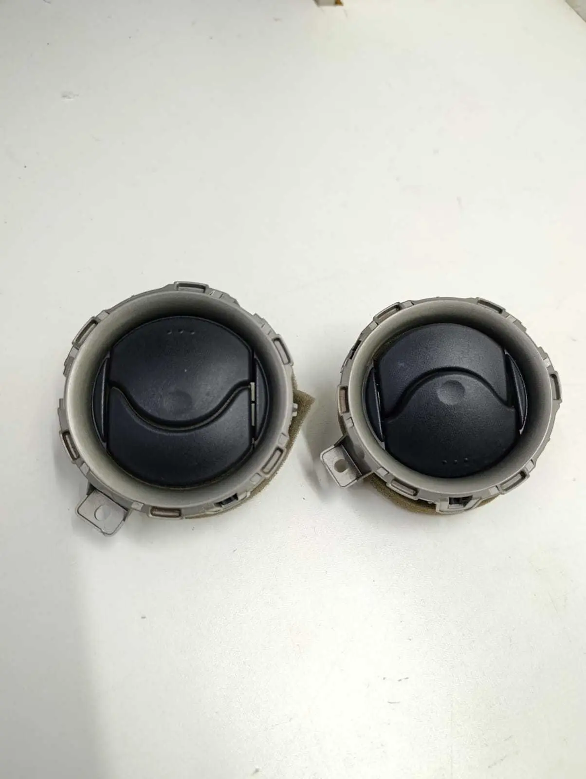 Par Difusor Ar Lateral Nissan Versa 2016 2017 2018 Original